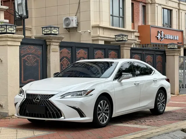 Фотография автомобиля — Lexus ES