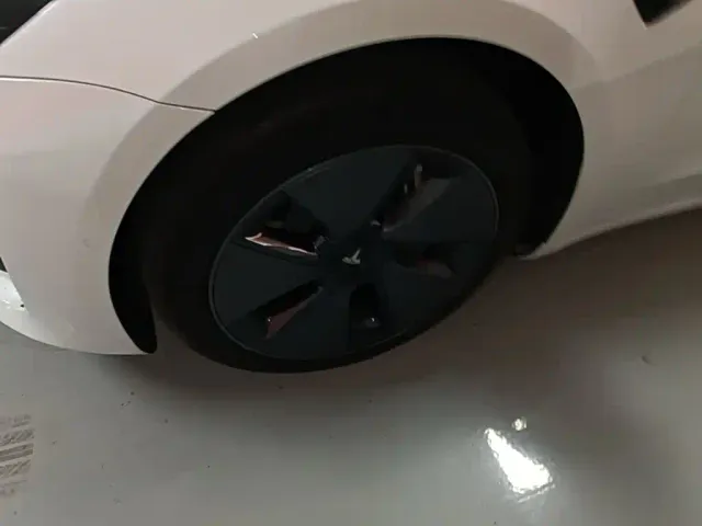 Tesla Model 3 — Фото автомобиля 22