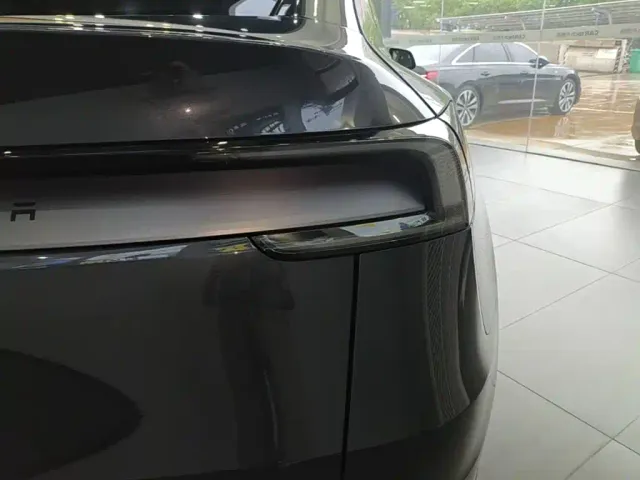 Tesla Model Y — Фото автомобиля 7