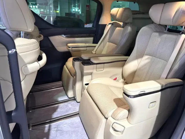 Toyota Alphard — Фото автомобиля 6