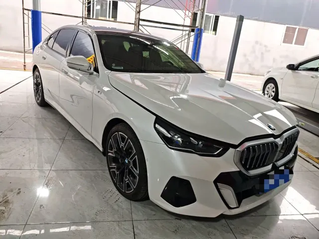BMW 5 Series — Фото автомобиля 2