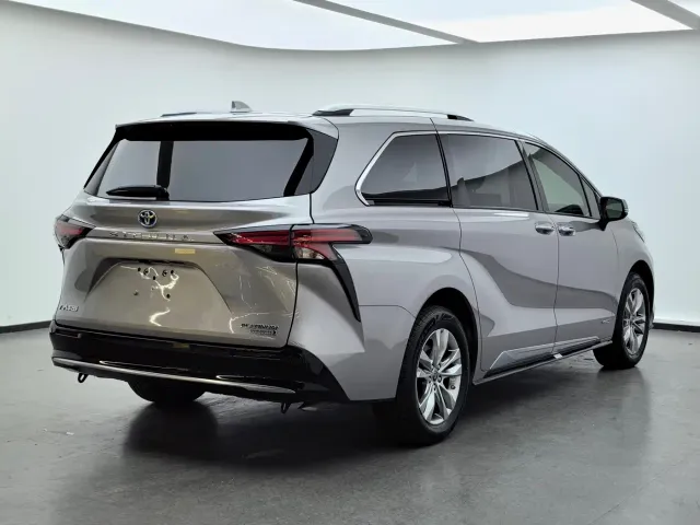 Toyota Sienna — Фото автомобиля 4