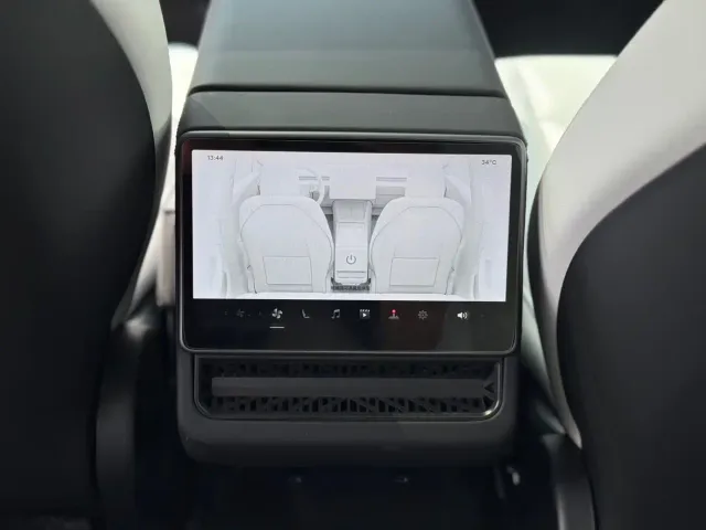 Tesla Model 3 — Фото автомобиля 10