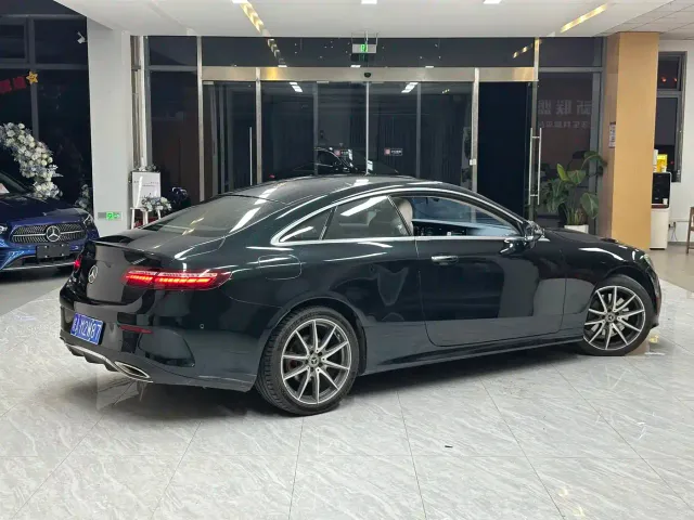 Mercedes-Benz E-Class — Фото автомобиля 2