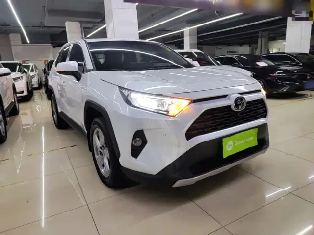 Toyota RAV4 — Фото автомобиля 3
