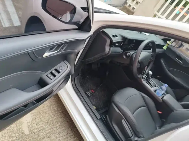 Roewe i5 — Фото автомобиля 15