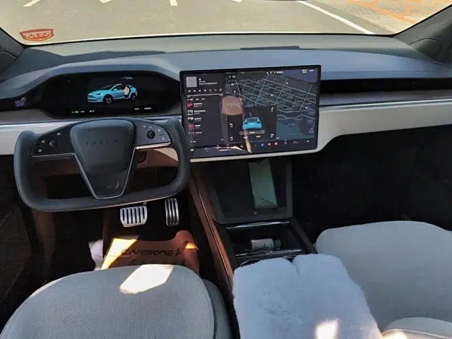 Tesla Model X — Фото автомобиля 12