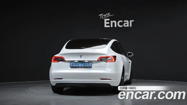 Tesla Model 3 — Фото автомобиля 4