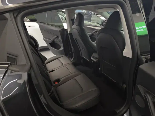 Tesla Model Y — Фото автомобиля 9