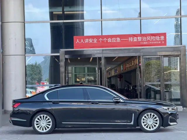 BMW 7 Series — Фото автомобиля 3