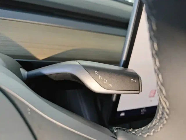 Tesla Model Y — Фото автомобиля 13
