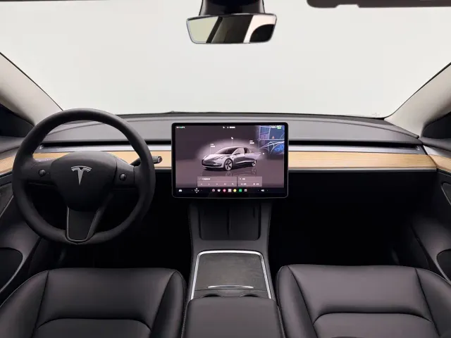 Tesla Model 3 — Фото автомобиля 8