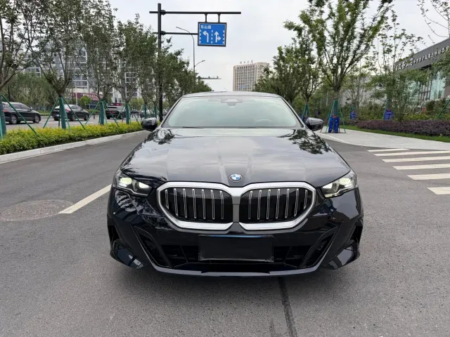 BMW 5 Series — Фото автомобиля 2