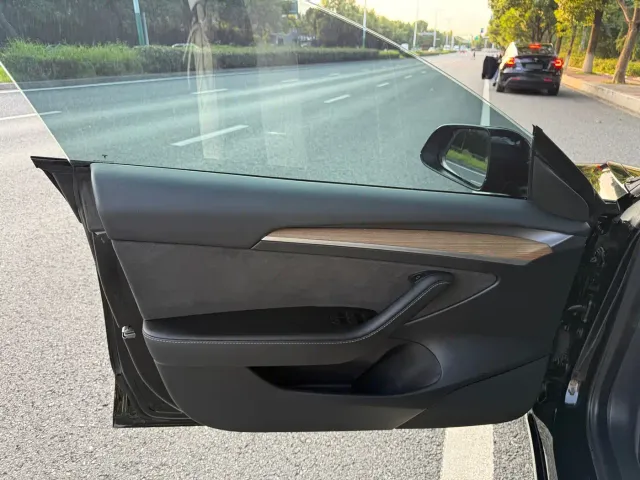 Tesla Model 3 — Фото автомобиля 9