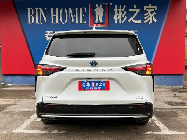 Toyota Sienna — Фото автомобиля 18