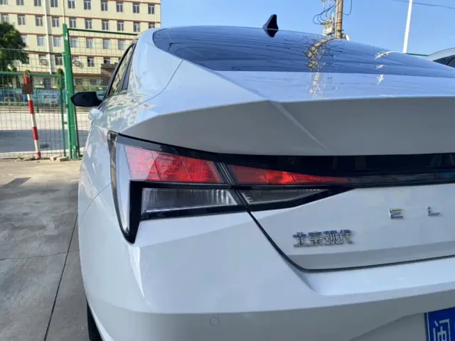 Hyundai Elantra — Фото автомобиля 19