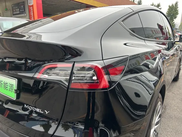 Tesla Model Y — Фото автомобиля 6