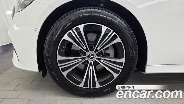 Mercedes-Benz E-Class — Фото автомобиля 5