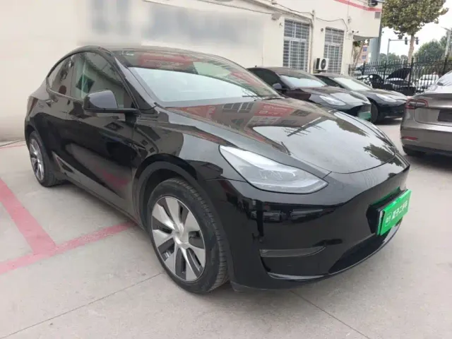 Tesla Model Y — Фото автомобиля 3