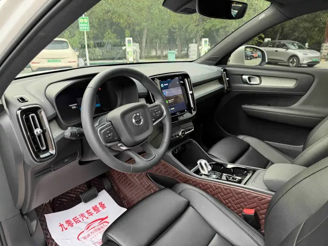 Volvo XC40 — Фото автомобиля 13