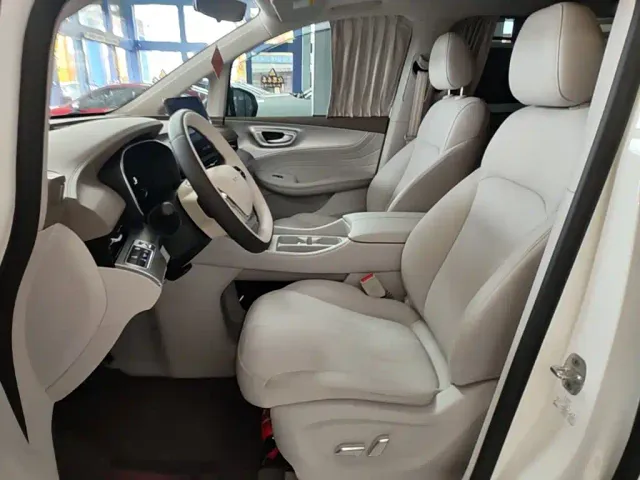 Roewe iMAX8 — Фото автомобиля 10