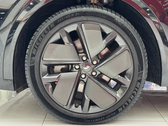 Li Auto L9 — Фото автомобиля 5