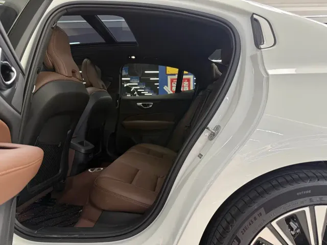 Volvo S60 — Фото автомобиля 5