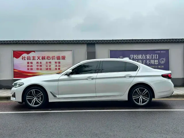BMW 5 Series — Фото автомобиля 3