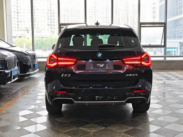 BMW iX3 — Фото автомобиля 11
