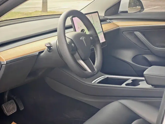 Tesla Model 3 — Фото автомобиля 4
