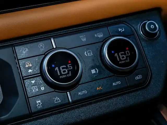 Land Rover Defender — Фото автомобиля 16