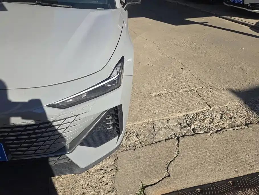 Changan Changan UNI-V 2022 1.5T Premium Model — Фото автомобиля 5