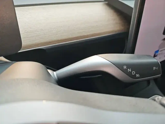 Tesla Model Y — Фото автомобиля 13