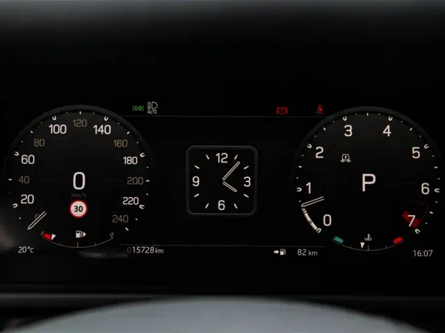 Land Rover Defender — Фото автомобиля 16