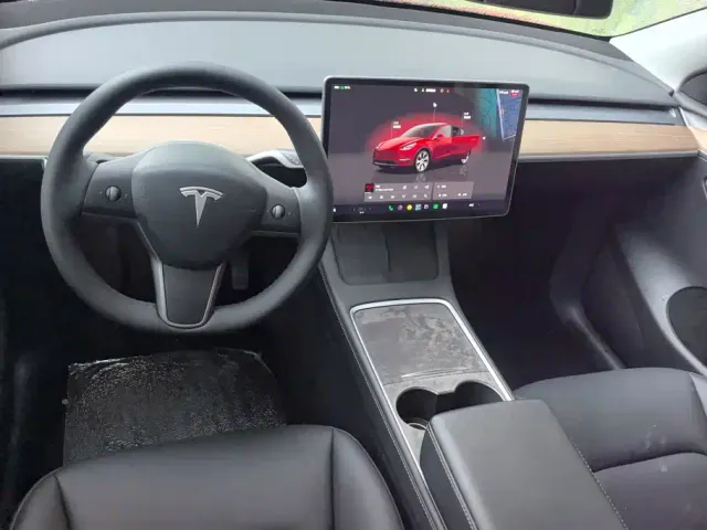 Tesla Model Y — Фото автомобиля 12