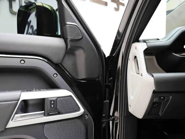 Land Rover Defender — Фото автомобиля 4