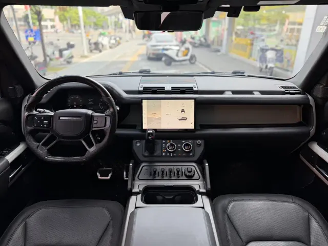 Land Rover Defender — Фото автомобиля 7
