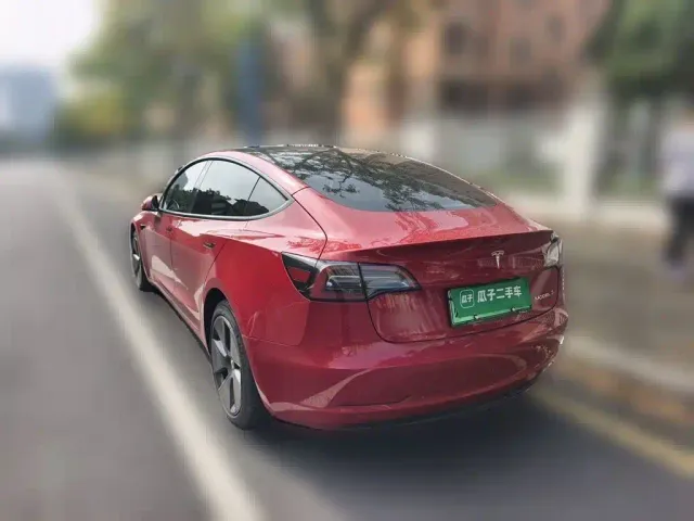 Tesla Model 3 — Фото автомобиля 4