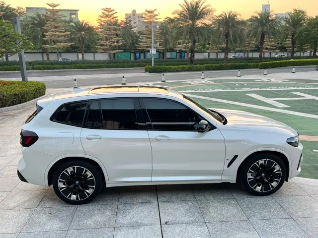 BMW iX3 — Фото автомобиля 30