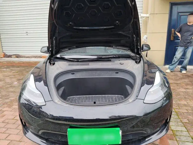 Tesla Model 3 — Фото автомобиля 10