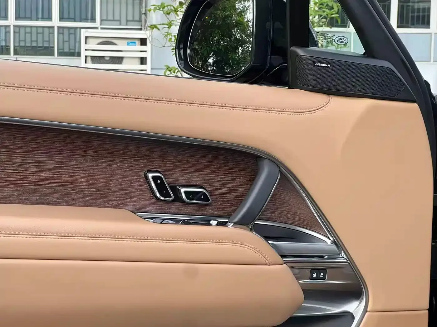 Land Rover Range Rover 2023 3.0 L6 400PS Golden Age 7-Seater Long Wheelbase — Фото автомобиля 13