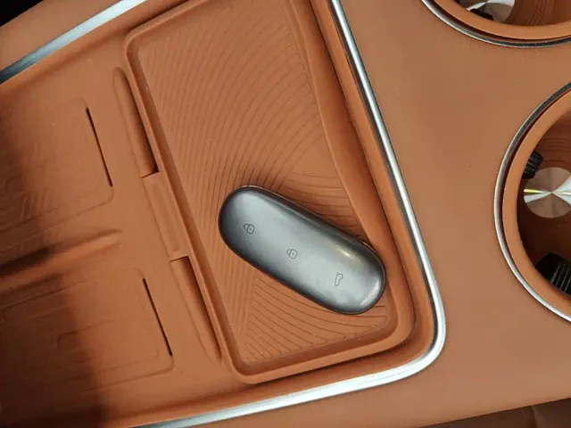 Li Auto L8 — Фото автомобиля 8