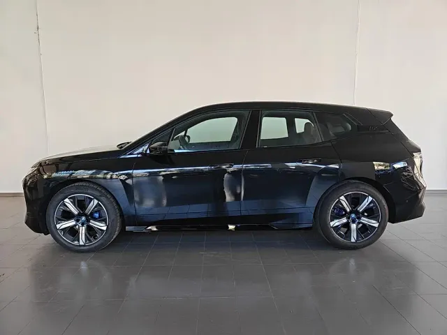 BMW iX — Фото автомобиля 3
