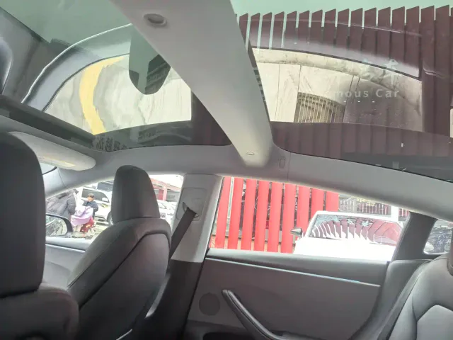 Tesla Model 3 — Фото автомобиля 12
