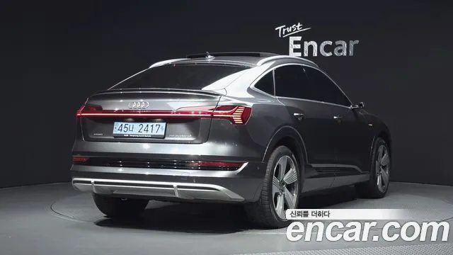 Audi e-tron — Фото автомобиля 2