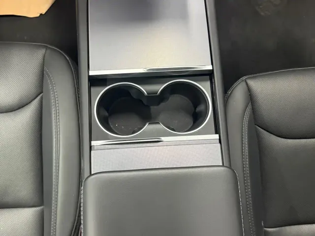 Tesla Model Y — Фото автомобиля 11