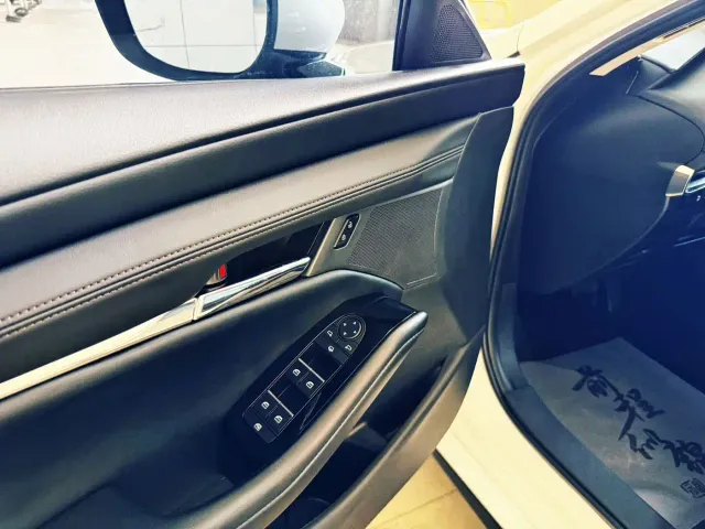 Mazda Axela — Фото автомобиля 12