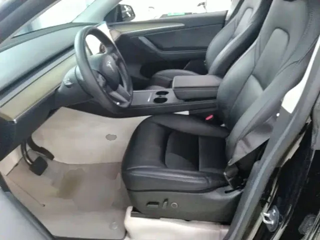 Tesla Model Y — Фото автомобиля 14