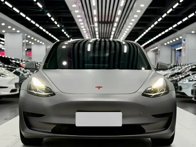 Tesla Model 3 — Фото автомобиля 2
