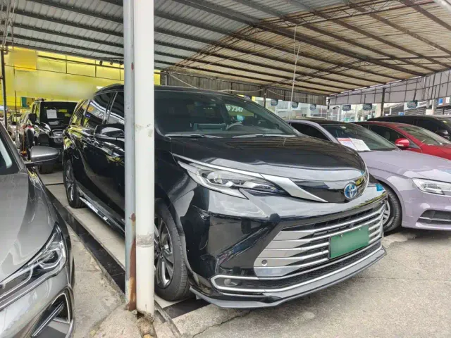 Toyota Sienna — Фото автомобиля 3